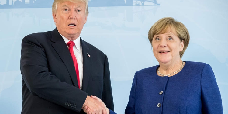 La canciller alemana Angela Merkel se reúne con el presidente estadounidense Donald Trump en la víspera de la cumbre del G-20 en Hamburgo, Alemania, el 6 de julio de 2017. REUTERS / Michael Kappeler / POOL