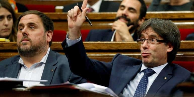 Los independentistas en el Parlamento de Cataluña admitieron que la reforma "es para el referéndum"