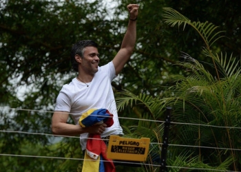 Uno de los opositores, Leopoldo López en su domicilio de Caracas.