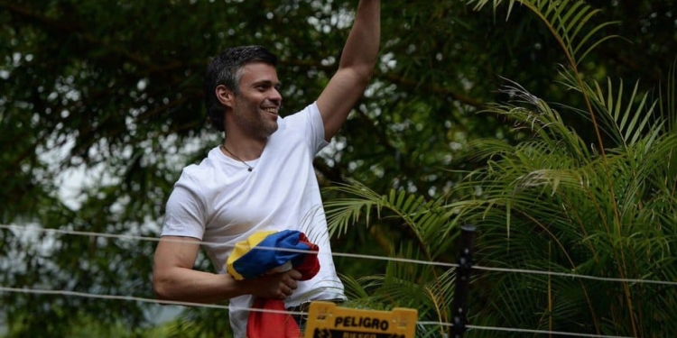 Uno de los opositores, Leopoldo López en su domicilio de Caracas.