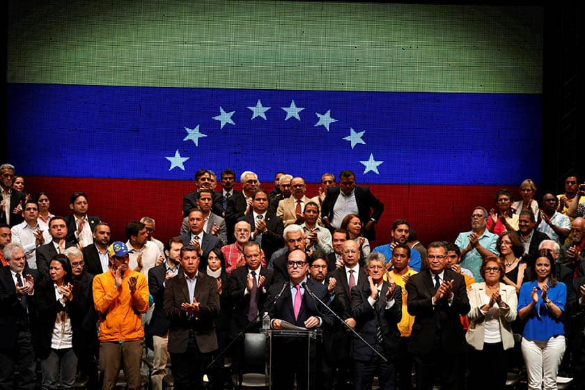 Dirigentes de la oposición venezolana reunidos en torno a la Mesa de Unidad Democrática. FOTO: Reuters