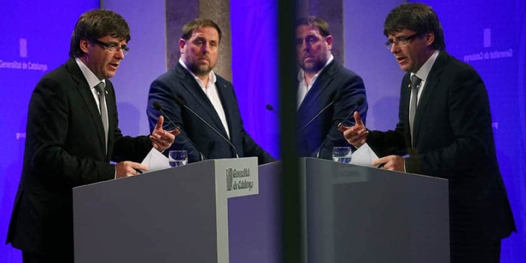 Carles Puigdemont y Oriol Junqueras. FOTO: Reuters