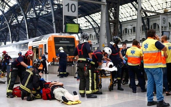 El choque del tren en Barcelona, en el que viajaban 70 personas, dejó un total de 54 heridos