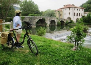 Turismo rural • las zonas donde más busca alojamiento son el Pirineo Aragonés, la Costa de Asturias, la Sierra de Cazorla (Jaén) y la Sierra Norte de Madrid.