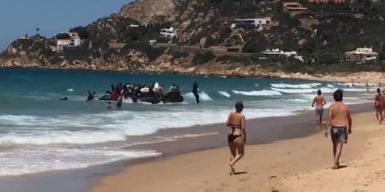 La patera llegó a la playa en Cádiz