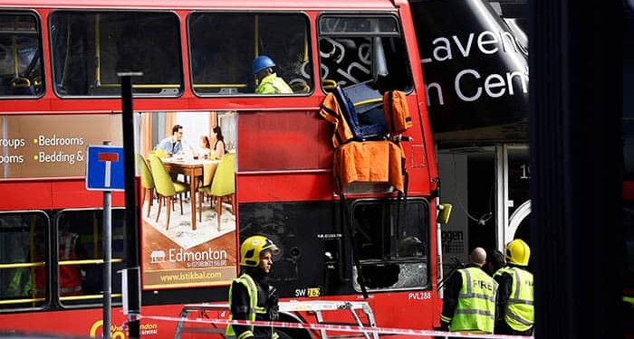 Autobús que se ha estrellado en Londres.
