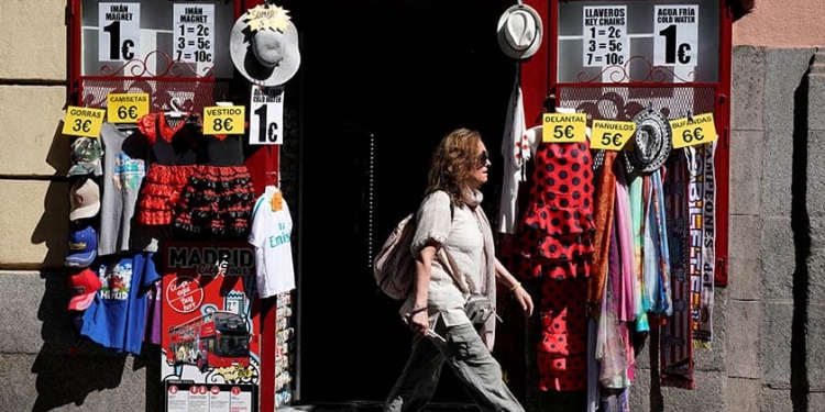 Una mujer pasa por delante de un comercio en Madrid.