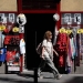 Una mujer pasa por delante de un comercio en Madrid.