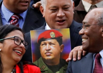 Former Foreign minister Delcy Rodriguez (L) who has been sworn as President of the National constituent assembly chat with National constituent assembly's  First Vice President Aristobulo Isturiz (R) and with National constituent assembly's member Diosdado Cabello during the family picture during the first session of the assembly at the Palacio Federal Legislativo in Caracas, Venezuela, August 4, 2017. REUTERS/Carlos Garcia Rawlins