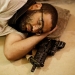 Un adorador judío duerme junto a su arma cerca del Muro Occidental en Tisha B'Av, un día de ayuno y lamento, en la Ciudad Vieja de Jerusalén