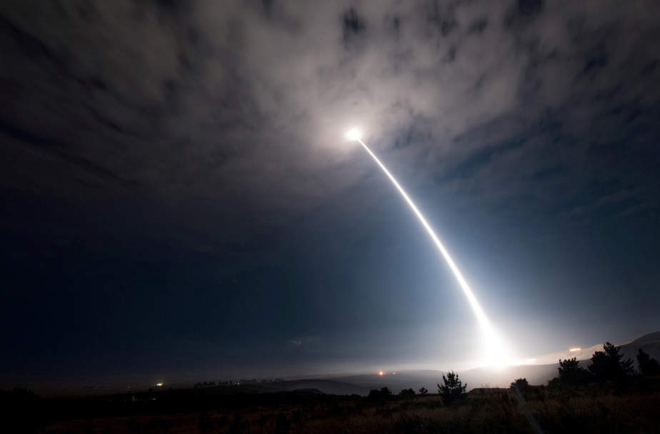 Un misil balístico intercontinental Minuteman III desarmado se lanza durante una prueba operativa a las 2:10 am Hora del Pacífico en la Base Aérea de Vandenberg, California, EE.UU.