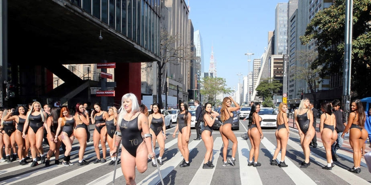 Miss BumBum Brasil 2017 concursantes posan en la avenida Paulista en el centro financiero de Sao Paulo, Brasil