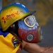 Un manifestante se enfrenta a las fuerzas de seguridad antidisturbios durante una manifestación contra el gobierno del presidente de Venezuela, Nicolás Maduro, en Caracas, Venezuela