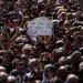 Una mujer tiene un cartel que dice "canto hoy por aquellas voces que te has atrevido a callar, no tememos", observando un minuto de silencio en la Plaça de Catalunya, un día después de que una furgoneta chocó contra peatones en Las Ramblas Barcelona