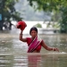 Una mujer atraviesa una aldea inundada en el estado oriental de Bihar, India