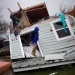 Barbara Koster está de pie en su puerta mientras examina su propiedad que fue devastada por el huracán Harvey en Rockport, Texas, EE.UU.