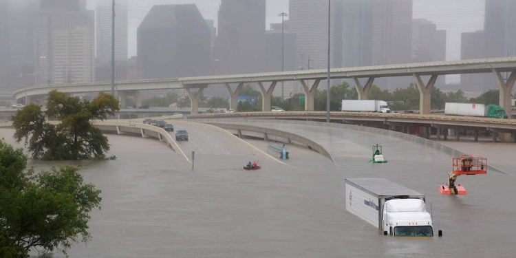 La autopista Interestatal 45 está sumergida de los efectos del huracán Harvey visto durante las inundaciones generalizadas en Houston, Texas, EE.UU.