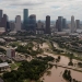 El horizonte de Houston se ve en el fondo como Buffalo Bayou se ve inundado de la tormenta tropical Harvey en Texas, EE.UU.