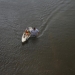 Jesús Rodríguez rescata a Gloria García después de que la lluvia inundó Pearland, en las afueras de Houston, Texas. REUTERS / Adrees Latif