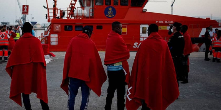 Inmigrantes rescatados tras viajar en patera.
