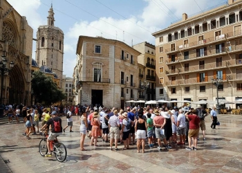 Turistas en las calles de Valencia.