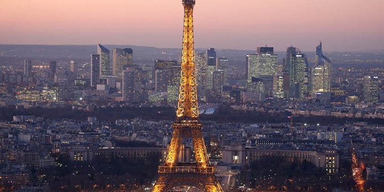 Vista de la torre Eiffel de París, uno de los destinos del extranjero preferido por los españoles.