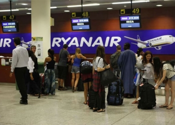 Fomento advierte sanciones a Ryanair si no atiende derechos de pasajeros