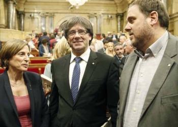 De izq a der: Carme Forcadell, Carles Puigdemont y Oriol Junqueras