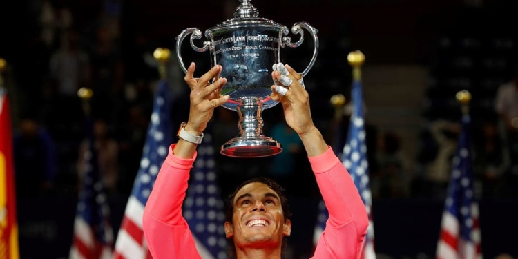 Tenis - US Open - Mens Final - Nueva York, Estados Unidos - 10 de septiembre de 2017 - Rafael Nadal de España tiene el trofeo después de derrotar a Kevin Anderson de Sudáfrica.