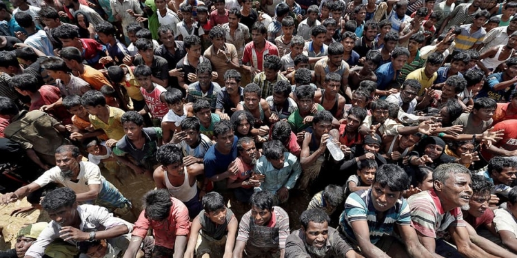 Los refugiados de Rohingya reaccionan cuando la ayuda se distribuye en el Bazar de Cox, Bangladesh