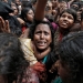 Una mujer reacciona mientras los refugiados rohingyas esperan para recibir ayuda en Cox's Bazar, Bangladesh