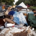 Isaac Zermeno desecha los muebles de la casa de un vecino que quedó inundado de la tormenta tropical Harvey en Houston, Texas.