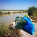 Recogida de plásticos en un arroyo.