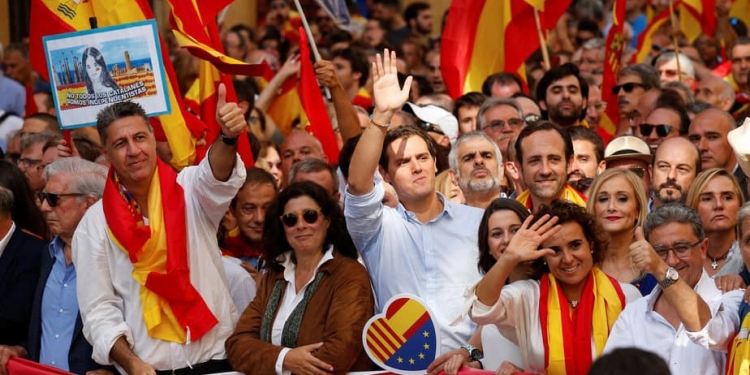 Politicians including Catalan People's Party (PP) president Xavier Garcia Albiol (2nd L) and Ciudadanos leader Albert Rivera (C) attend a pro-union demonstration organised by the Catalan Civil Society organisation in Barcelona, Spain, October 8, 2017. REUTERS/Albert Gea