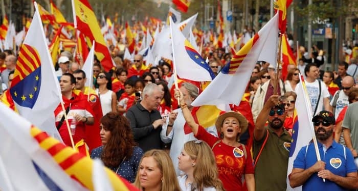 Gritos de "Puigdemont a prisión" en la manifestación del 12-O en Barcelona