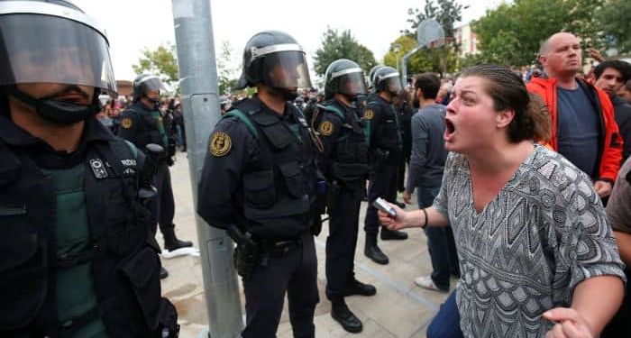 Una mujer grita a la Policía en Cataluña.