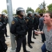 Una mujer grita a la Policía en Cataluña.