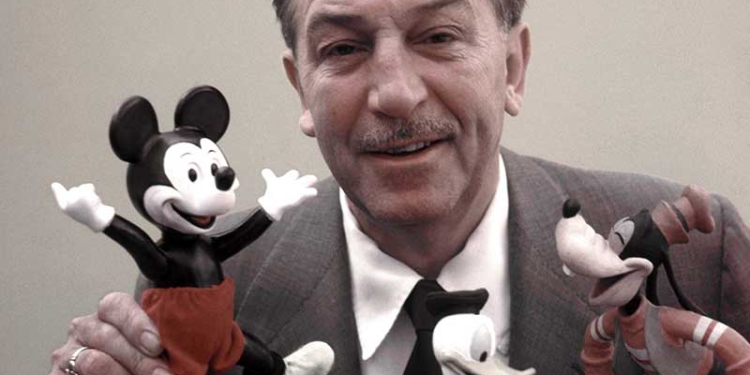 Walt Disney con sus creaciones