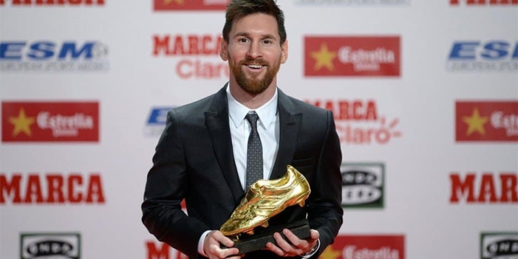 El argentino Lionel Messi, delantero del Barcelona, recibió este viernes, por cuarta vez en su carrera, la Bota de Oro