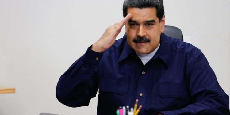 El presidente Nicolás Maduro decretó nuevo aumento salarial y echa más gasolina al fuego, según coinciden algunos economistas venezolanos/Reuters/Archivo