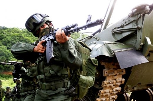Venezuela quiere abrir una fábrica de fusiles Kalashnikov en 2018