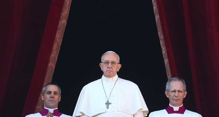 El papa Francisco recordó en su Urbi et Orbi  las alarmas y retos frente a "un mundo azotado por vientos de guerra".