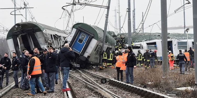 Cuatro muertos al descarrilar un tren en Milán.