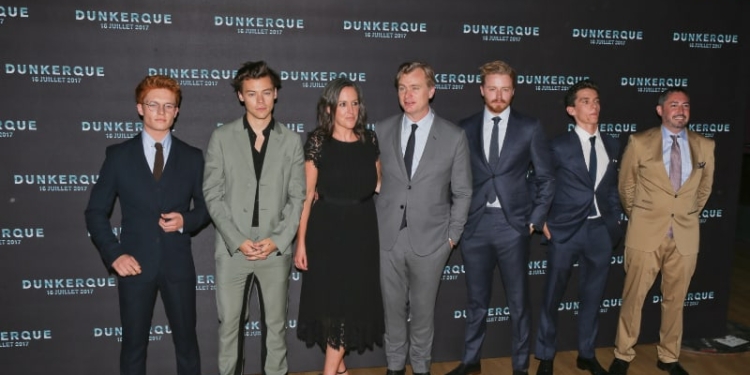 Los actores de Dunkerque con Christopher Nolan (en el centro)