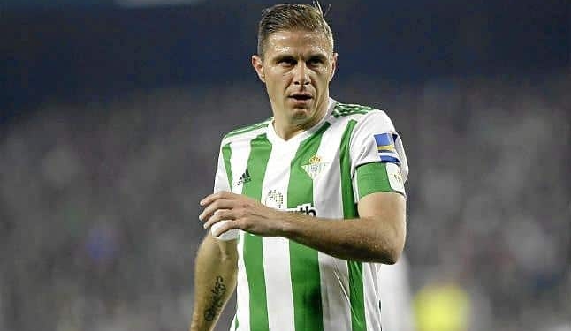 Joaquin defiende al Betis