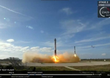 Un alambique de la transmisión en vivo de SpaceX del lanzamiento de Falcon Heavy, mostrando los propulsores laterales del cohete Falcon Heavy volviendo a la plataforma de aterrizaje. (SpaceX / YouTube)