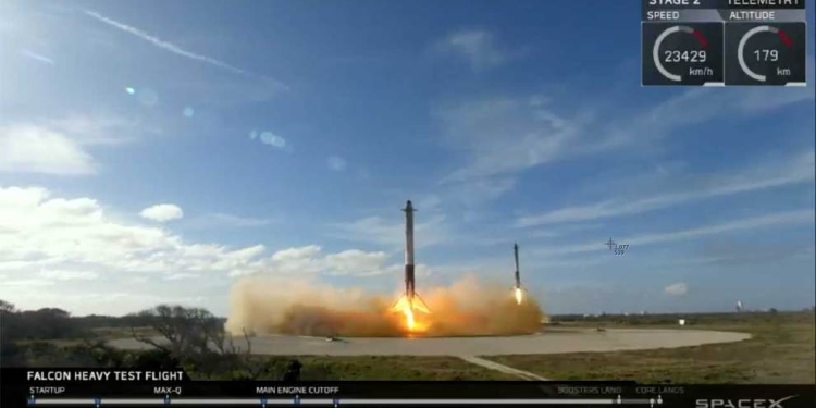 Un alambique de la transmisión en vivo de SpaceX del lanzamiento de Falcon Heavy, mostrando los propulsores laterales del cohete Falcon Heavy volviendo a la plataforma de aterrizaje. (SpaceX / YouTube)