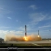 Un alambique de la transmisión en vivo de SpaceX del lanzamiento de Falcon Heavy, mostrando los propulsores laterales del cohete Falcon Heavy volviendo a la plataforma de aterrizaje. (SpaceX / YouTube)