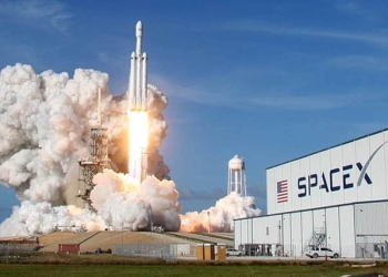 A SpaceX Falcon Heavy rocket lifts off from historic launch pad 39-A at the Kennedy Space Center in Cape Canaveral, Florida, U.S., February 6, 2018. REUTERS/Thom Baur