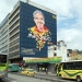 Gabriel García Márquez en un edificio de un barrio de Bogotá.